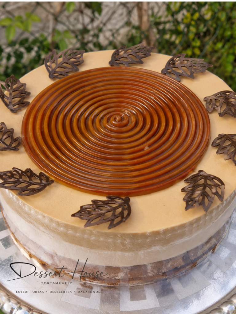 Sóskaramell–alma–körte mousse torta